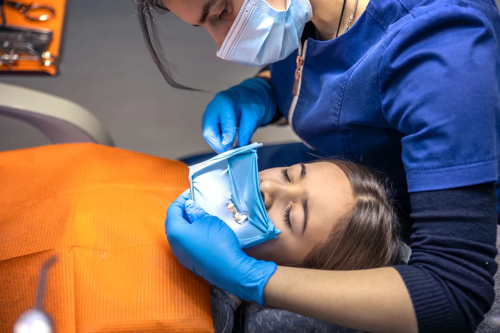 Colocación de un implante dental en la clínica