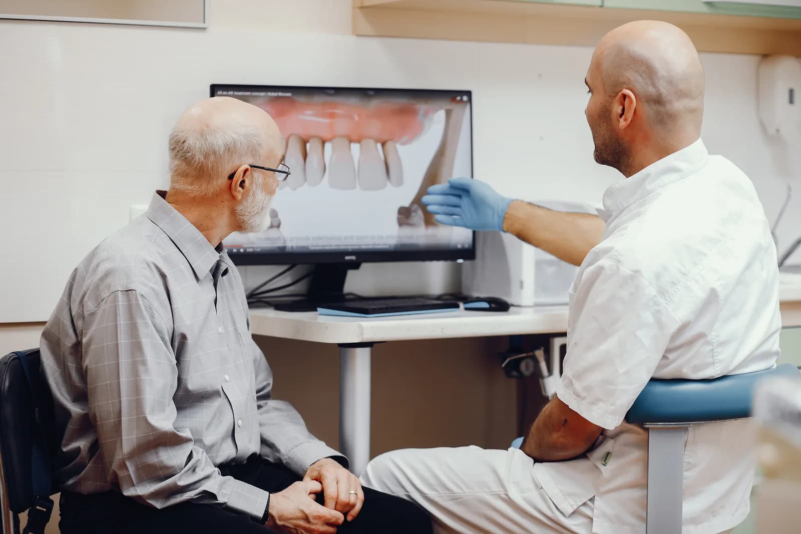 Revisión de una radiografía tras la osteointegración