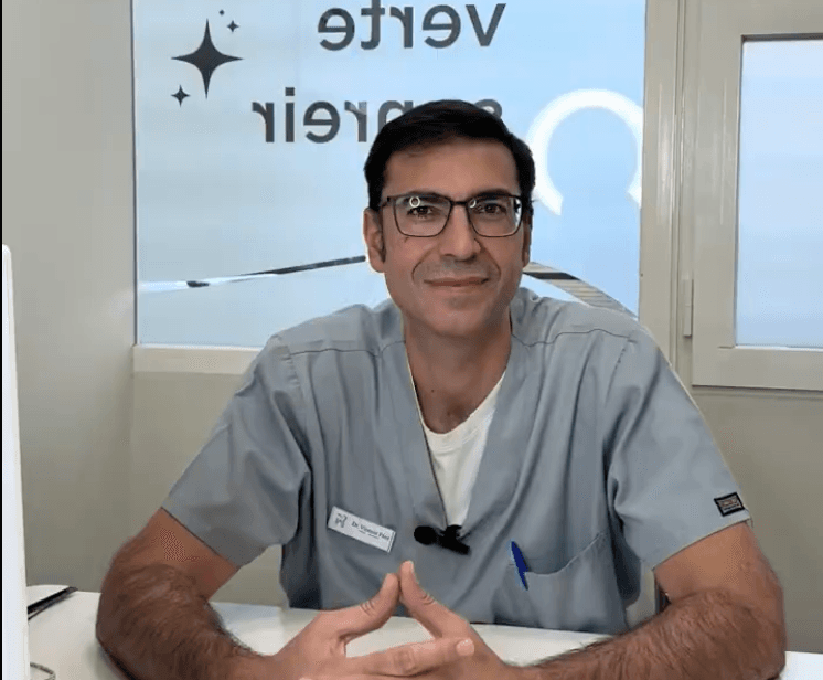 El Dr. Páez presentando al equipo de Mesena Dental
