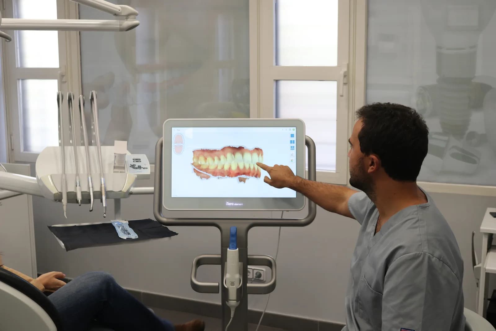 El Dr. Guzmán revisando un escaneado de ortodoncia en Mesena Dental